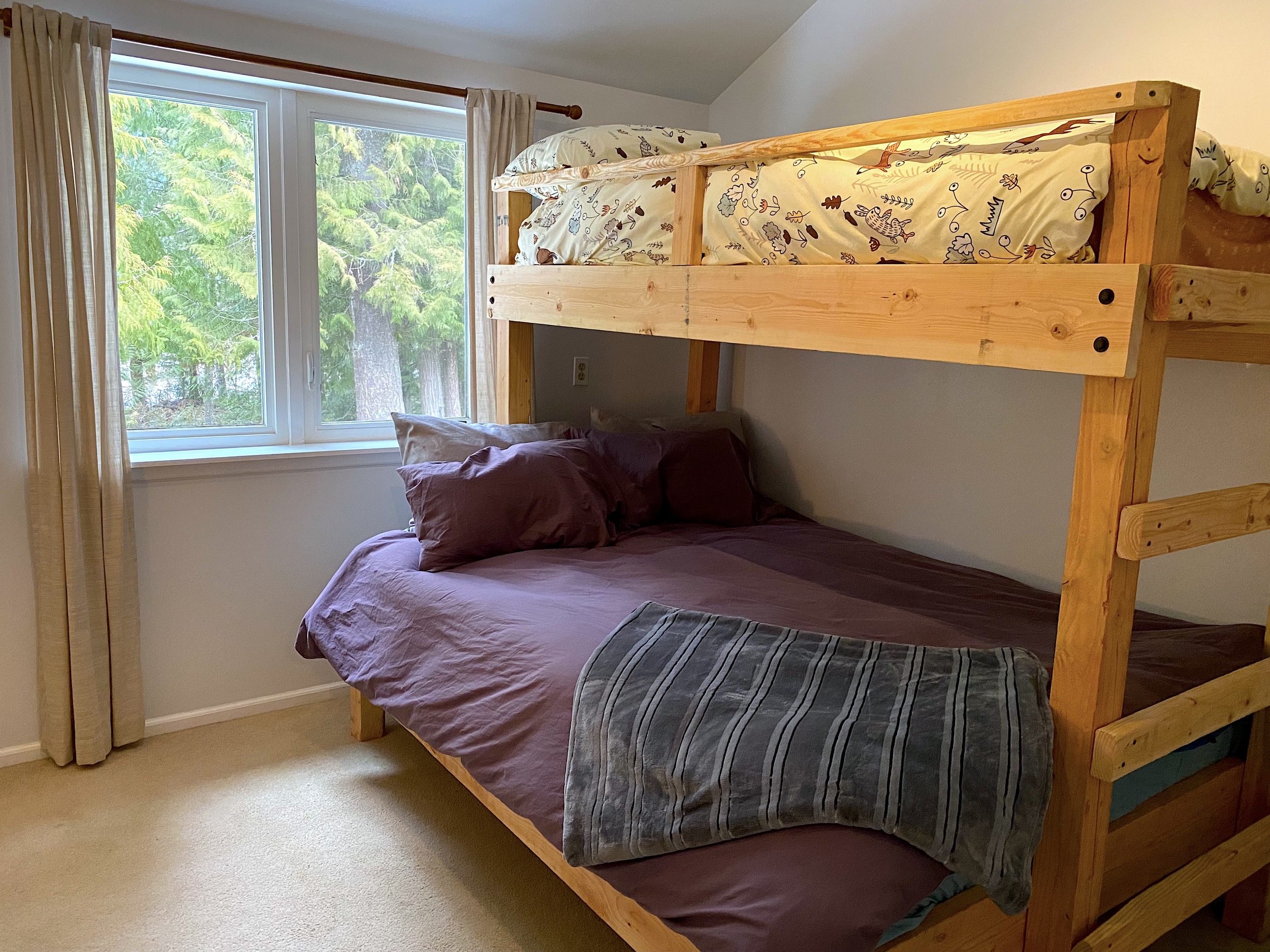 Bunk bed twin queen bedroom Mt. Rainier family retreat