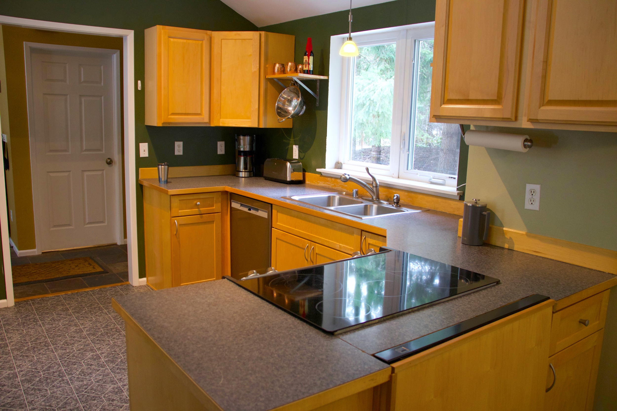 Full kitchen, dishwasher, glasstop stove, coffee ashford elbe mineral vacation rental