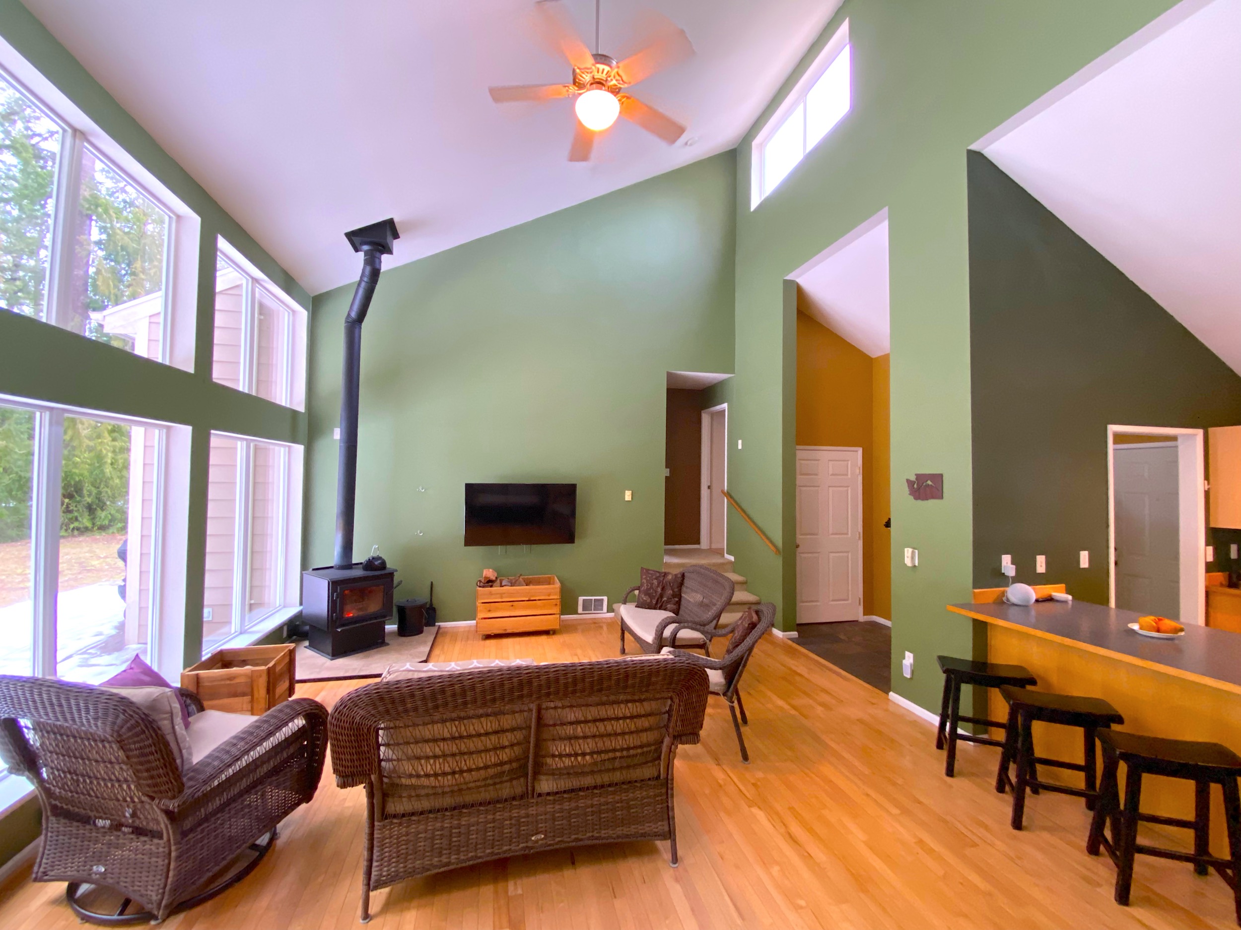 Living room ceiling fan, smart TV, wood stove, high ceilings Mt. Rainier cabin