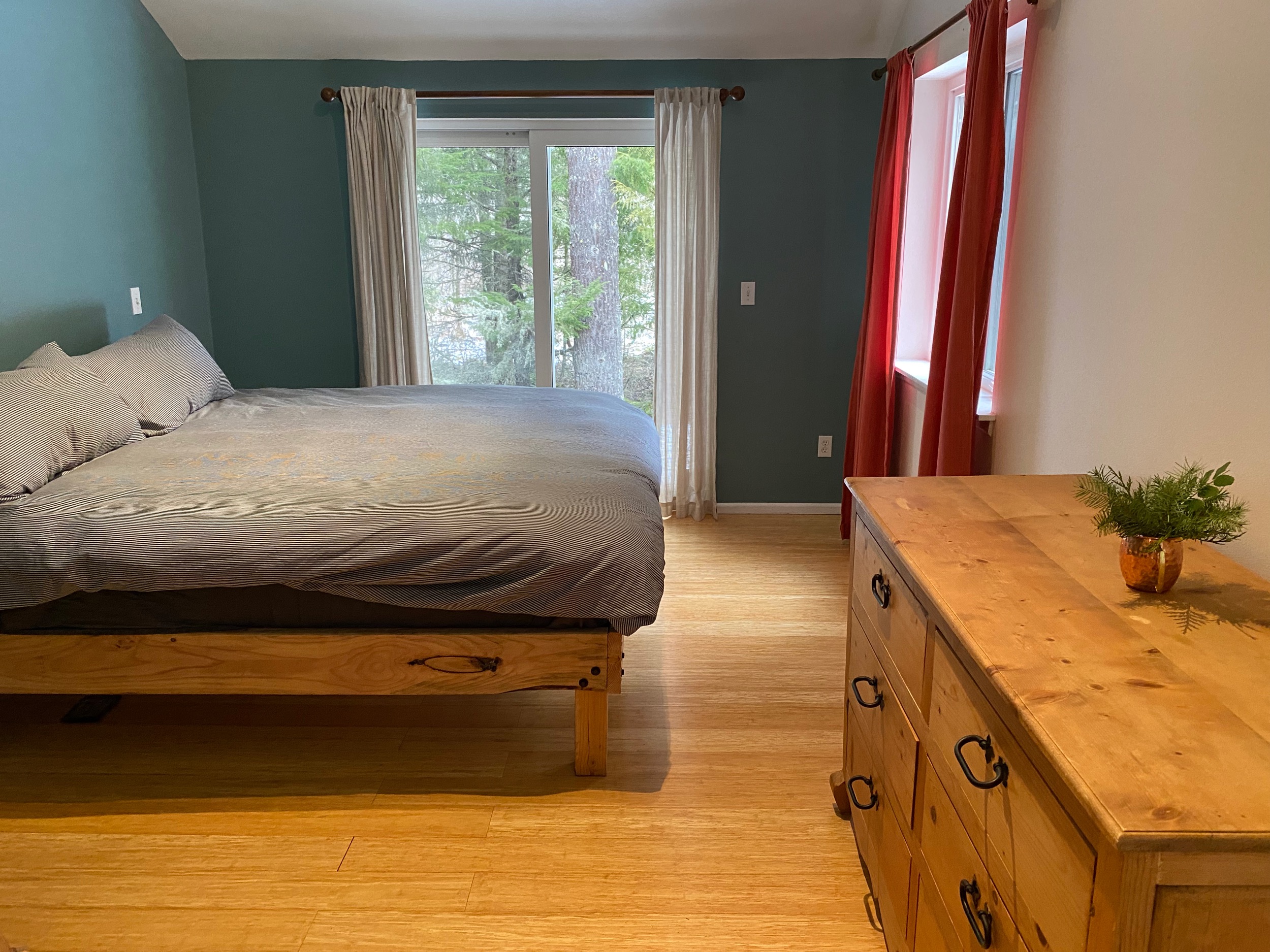 King bed, dresser, sliding door to deck at ashford elbe mineral rental cabin